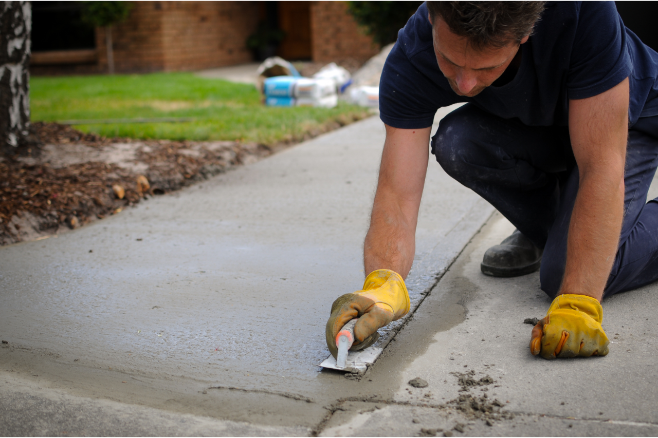 services-10 ac-concrete-driveway-worker